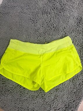 Speed Up Lululemon sz 8, 2.5 in Neon Yellow Active Shorts